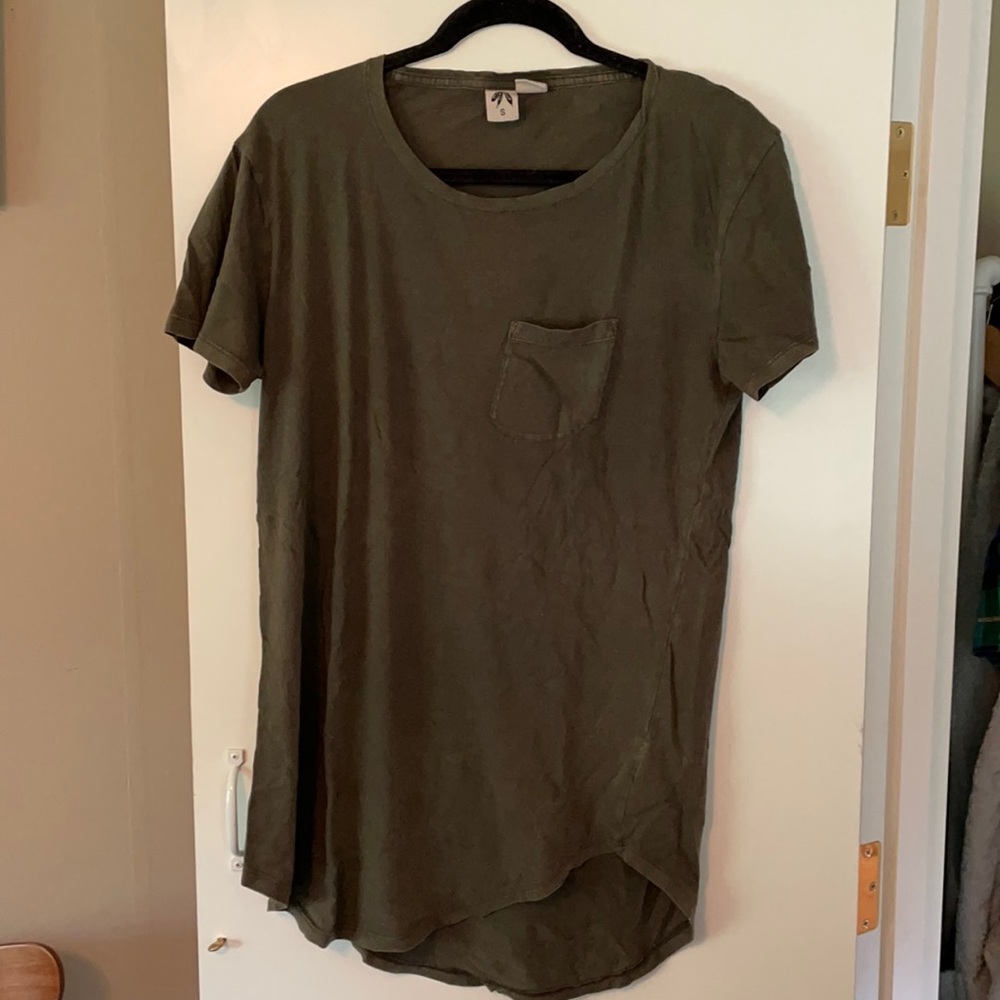 Urban Outfitters men’s scooped hem pocket T-shirt